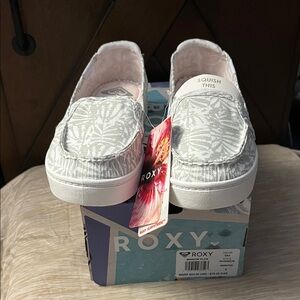 Roxy Women's White and Gray Patterned Loafers